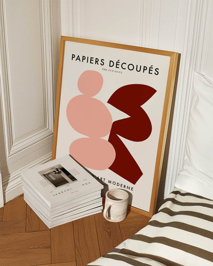 パリのGalerie d'Art Moderneから届いた、ピンクとマルーンカラーの抽象的な「Papiers Découpés」ポスター。